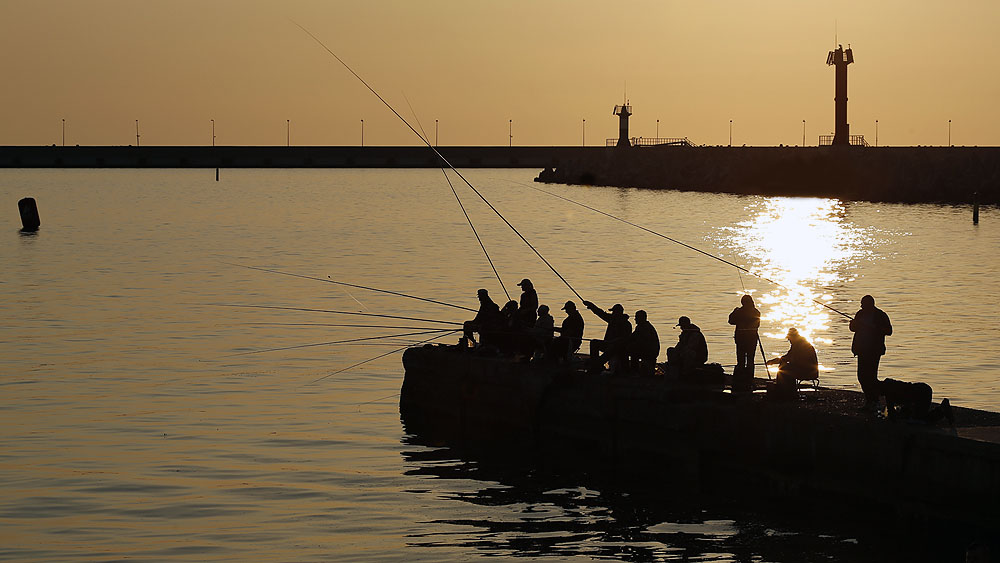 photo "***" tags: city, evening, sea, Сочи, рыбаки