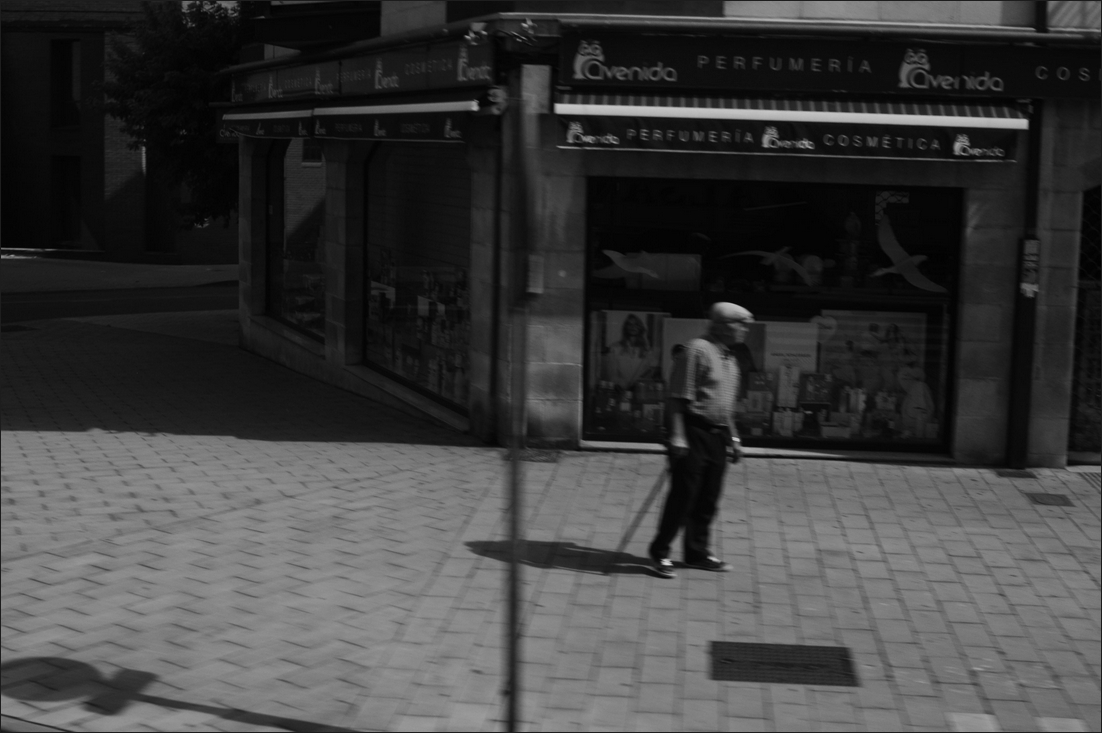 photo "Una calle en la ciudad pequeña" tags: travel, black&white, man, shadow, автобус, вид, витрина, магазин