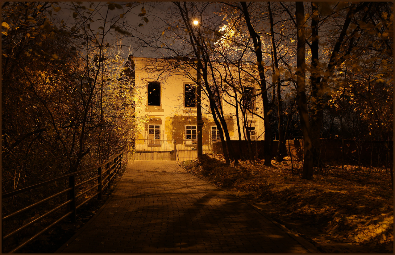 photo "Night. an old house" tags: architecture, city, 