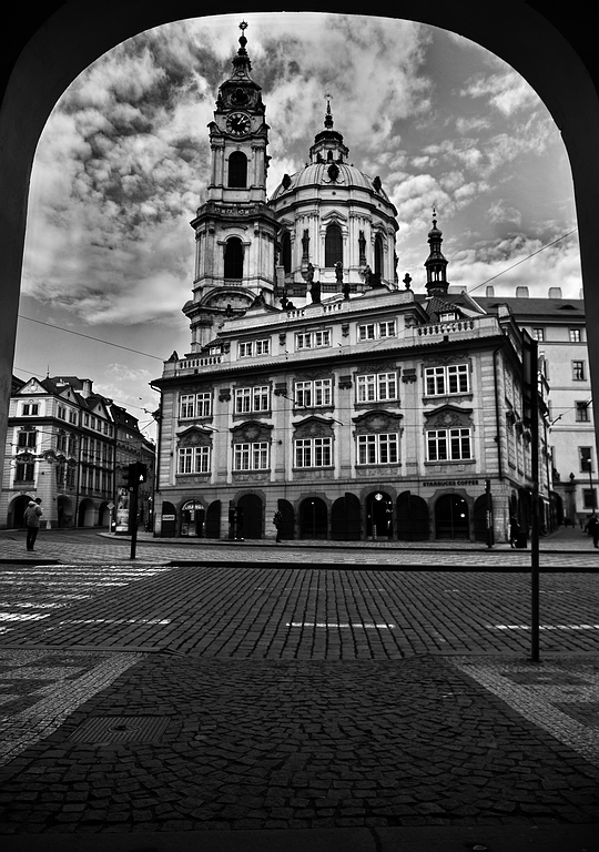 фото "Башни, дом и аркада" метки: архитектура, черно-белые, Prag, Praha, Прага