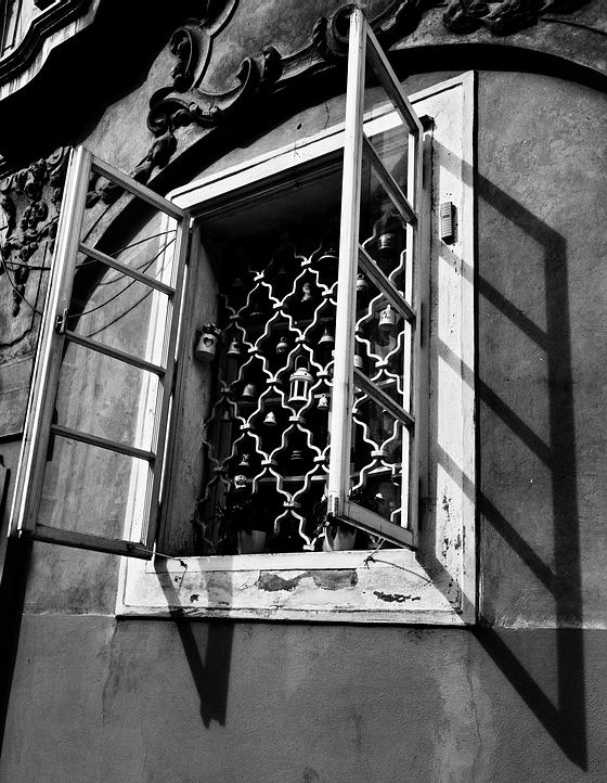 фото "Колокольчики и окно" метки: черно-белые, Prag, Praha, Прага