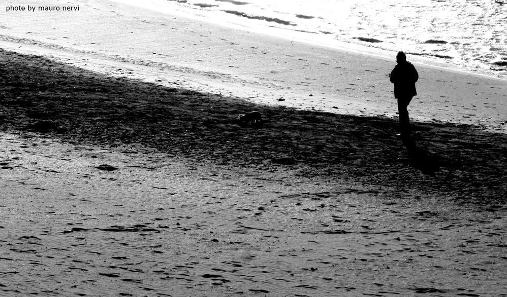 photo "alone on the beach" tags: black&white, 