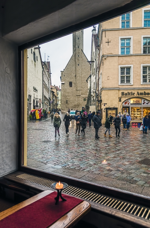 photo "A window into tourist's Tallinn" tags: genre, 