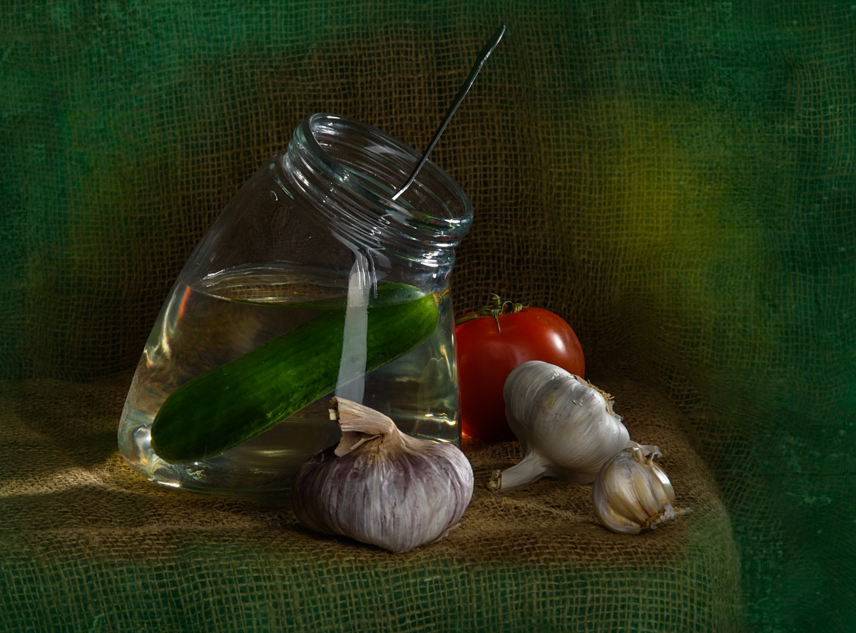 photo "About cucumber and garlic" tags: still life, old-time, macro and close-up, Чеснок, огурец