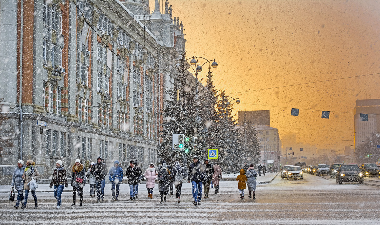 photo "***" tags: architecture, street, people, snow, sunset, мегаполис, пешеходы, снегопад, транспорт