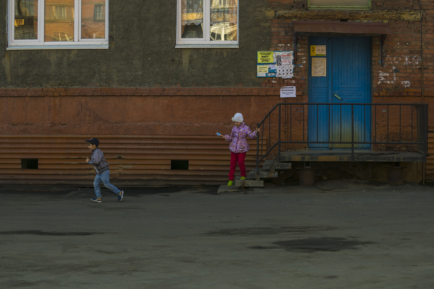 photo "У подъезда №3" tags: street, 