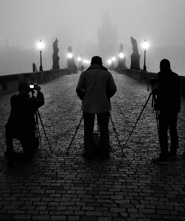 photo "Три фотографы" tags: black&white, Prag, Prague, Praha