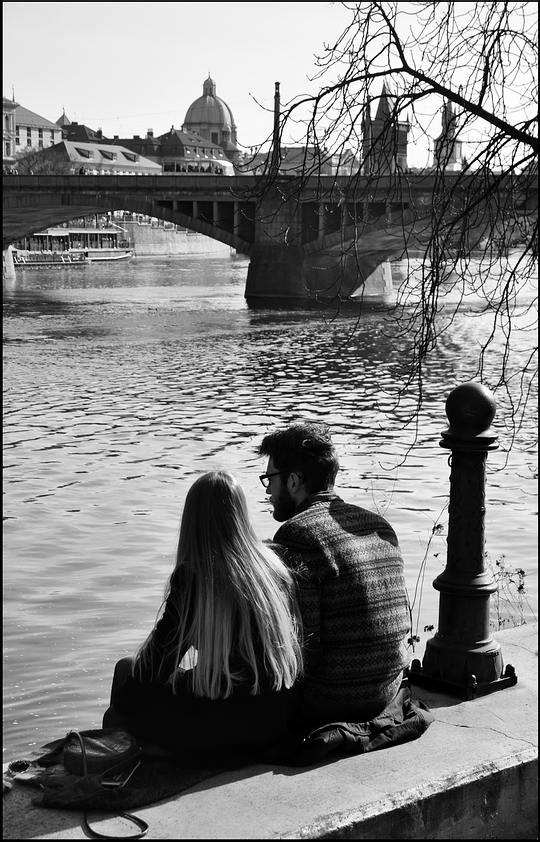 photo "Двое у Влтавы" tags: black&white, Prag, Prague, Praha