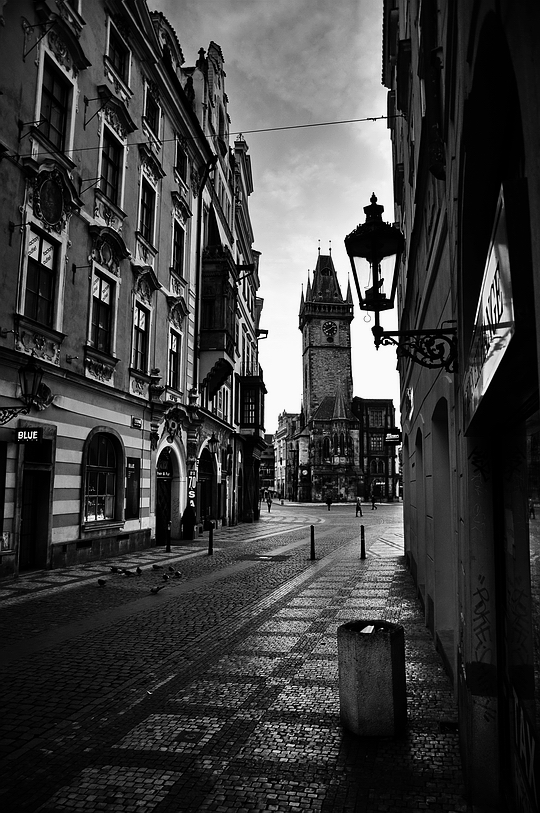 photo "Башня и улица" tags: black&white, architecture, Prag, Prague, Praha