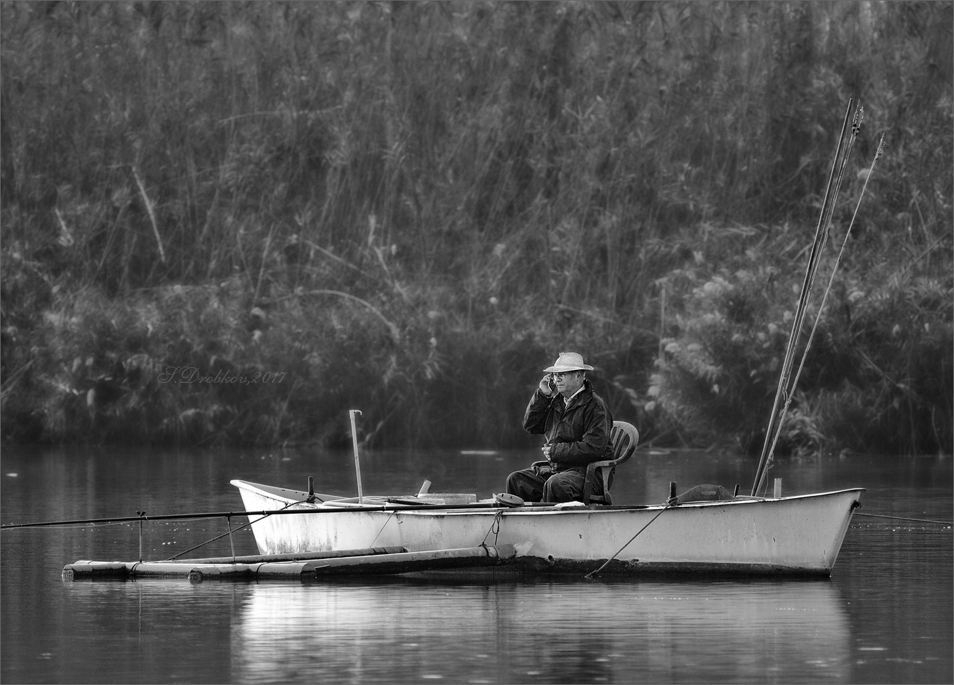 photo "Llamando al pez de oro" tags: genre, humor, black&white, Europe, autumn, man, sunrise, water