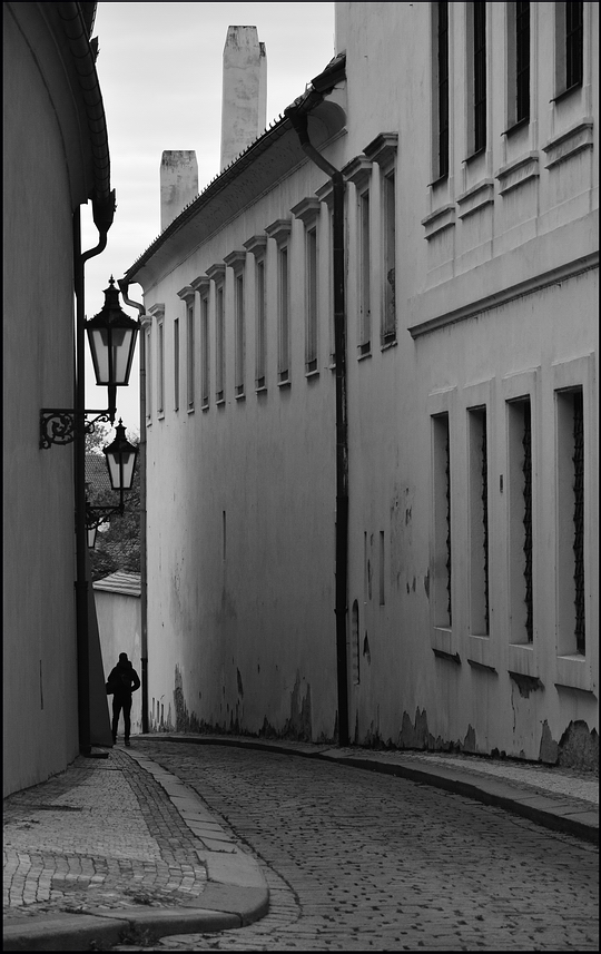 photo "Улочка и фигура" tags: black&white, Prag, Prague, Praha