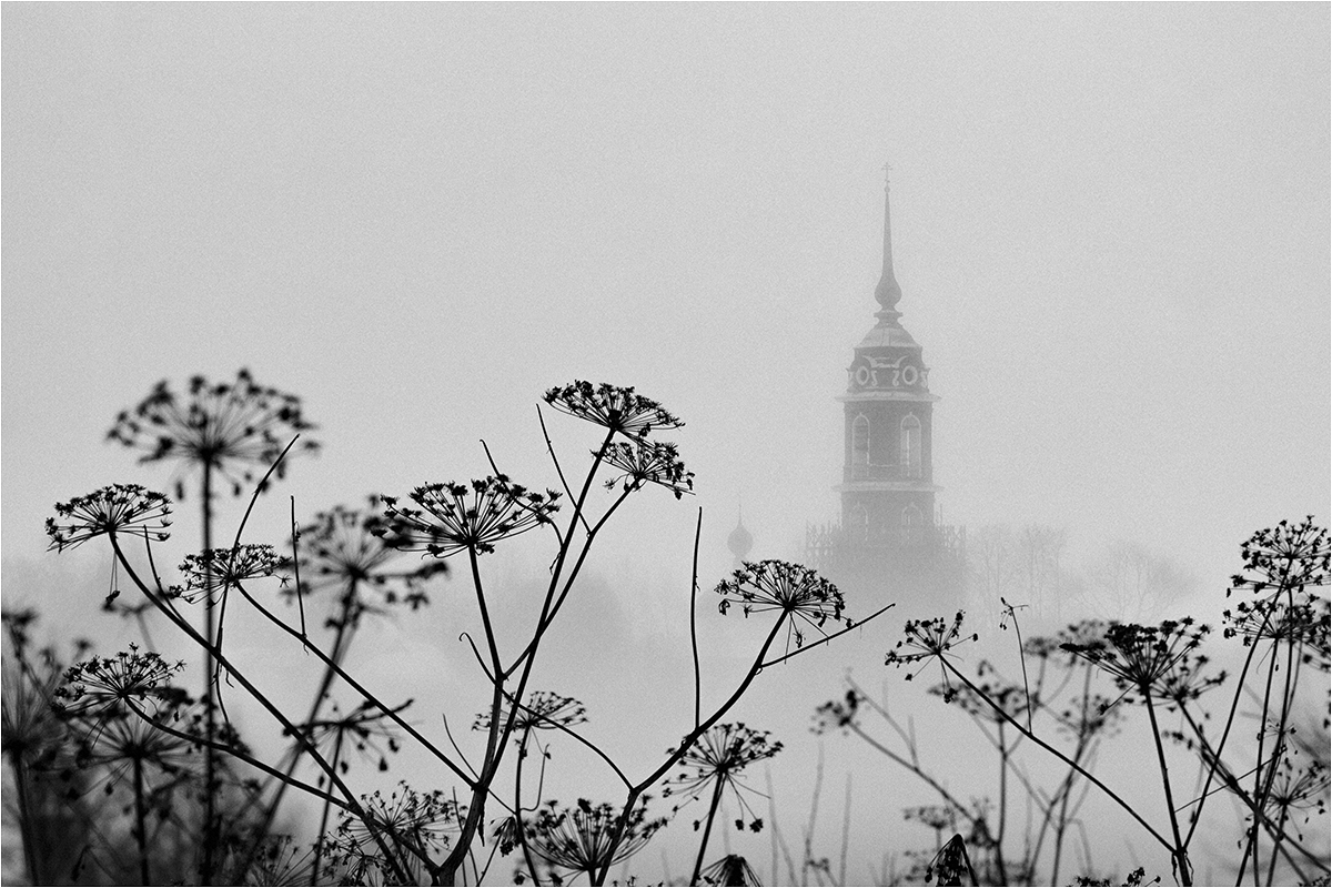 photo "***" tags: landscape, architecture, black&white, autumn, grass, sky, village, монохром, церковь, человек