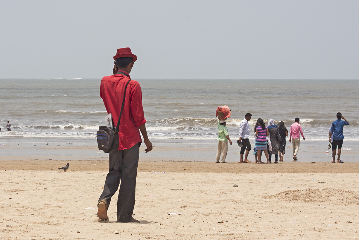 фото "Человек из Мумбая" метки: путешествия, жанр, репортаж, Mumbai, beach, india, man, sea, Мумбаи, индия, люди, море, пляж