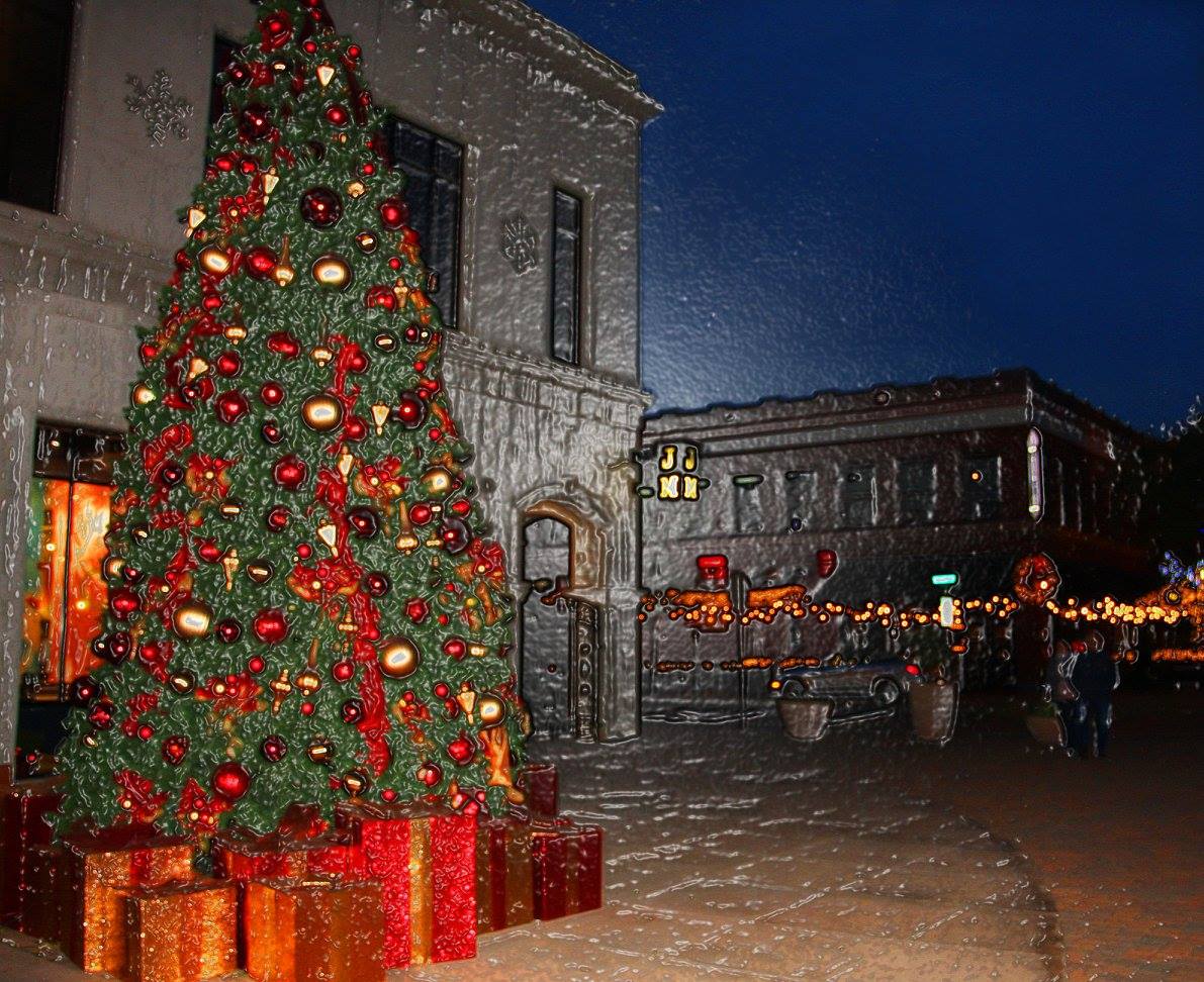 photo "Street Christmas" tags: street, city, Christmas tree, christmas, décor, holiday, photo shop, town