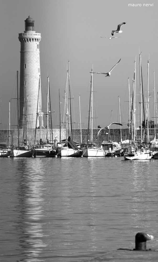 photo "entering in the port" tags: black&white, 