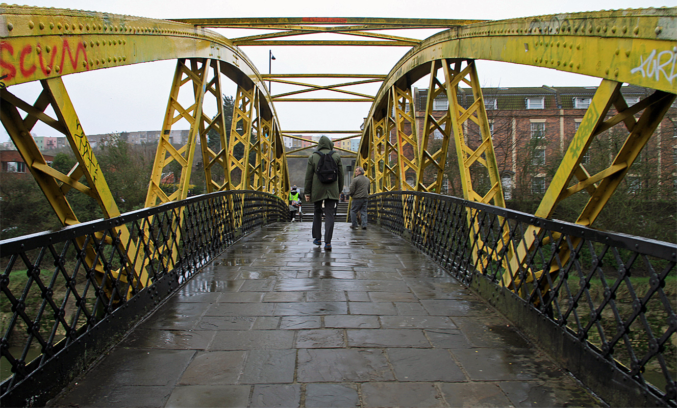photo "Yellow" tags: street, city, architecture, bridge, people, rain