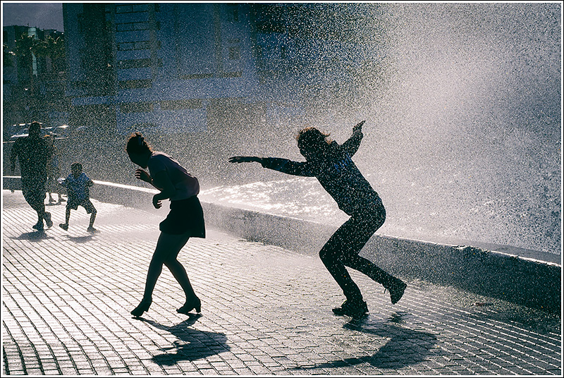 фото "Волна" метки: стрит-фото, жанр, репортаж, 