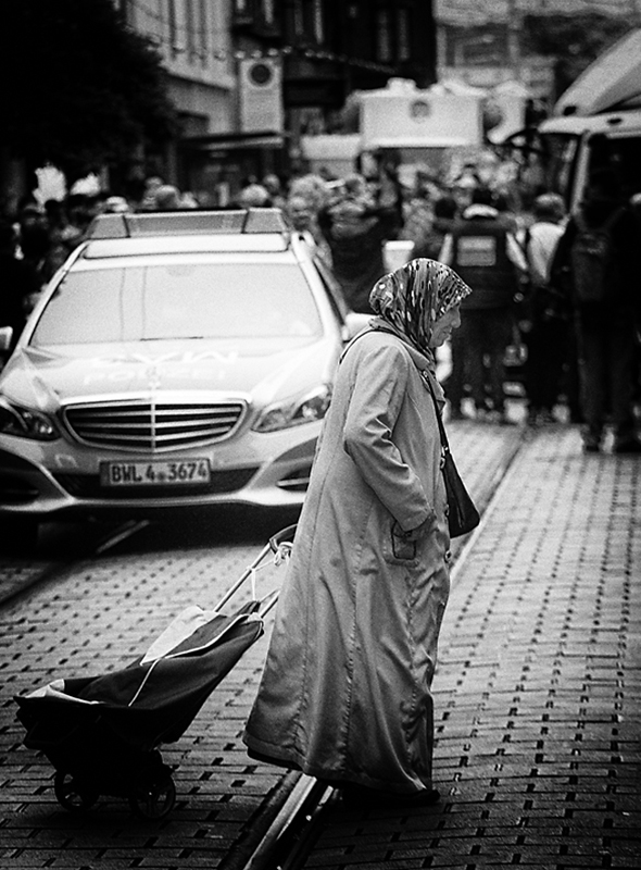 photo "alone" tags: street, black&white, city, Black/White, Europe, germany, people