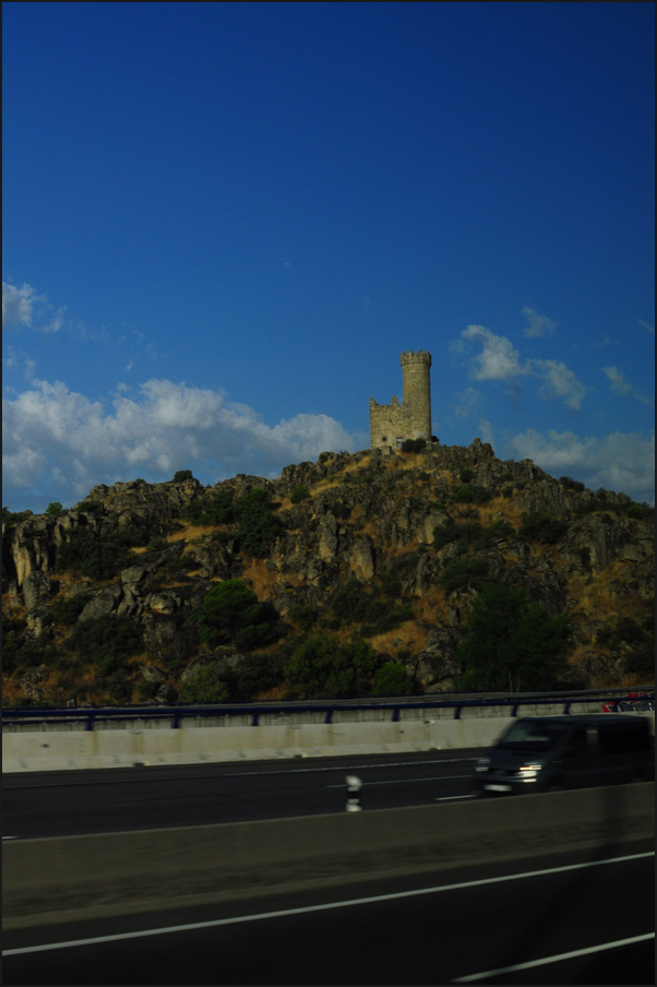 photo "España" tags: travel, car, tower, вид_через_стекло, крепость, скорость, шоссе