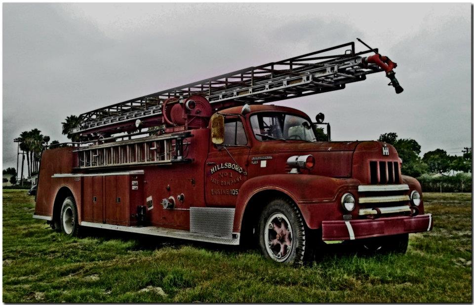 photo "Vintage Rescue" tags: old-time, technics, fire engine, fire truck, hook and ladder, ladder, truck, vintage