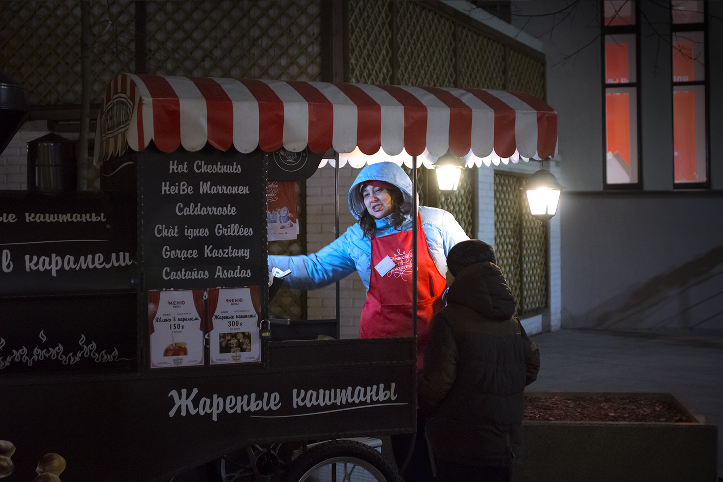 фото "вкусняшки" метки: стрит-фото, будни жизни, вечерний город, город вечером