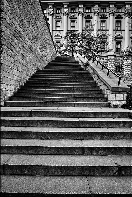 фото "Дом и лестница" метки: черно-белые, Prag, Praha, Прага