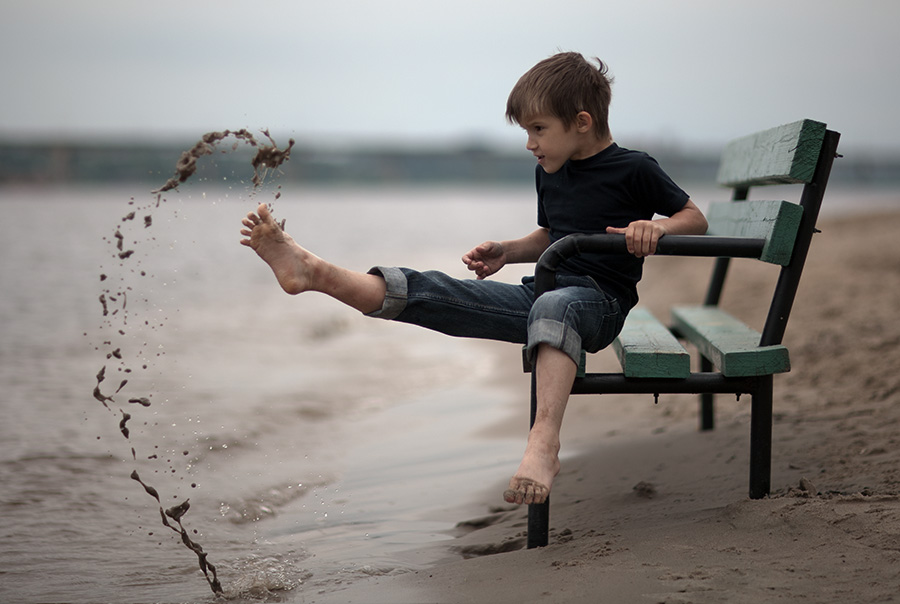 photo "Мальчик и скамейка" tags: portrait, genre, reporting, boy, child, children, coast, kostroma, river, water, Набережная, волга, кострома