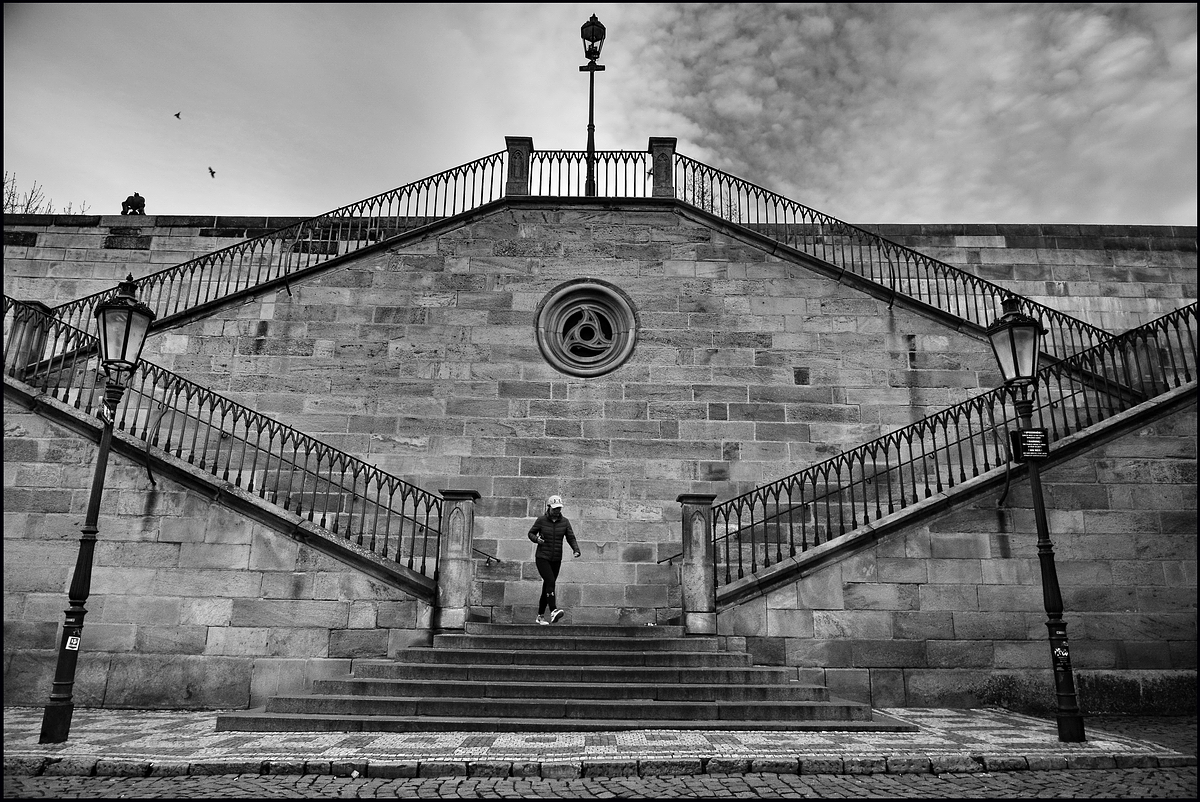 фото "Фонари, перила и фигура" метки: черно-белые, Prag, Praha, Прага