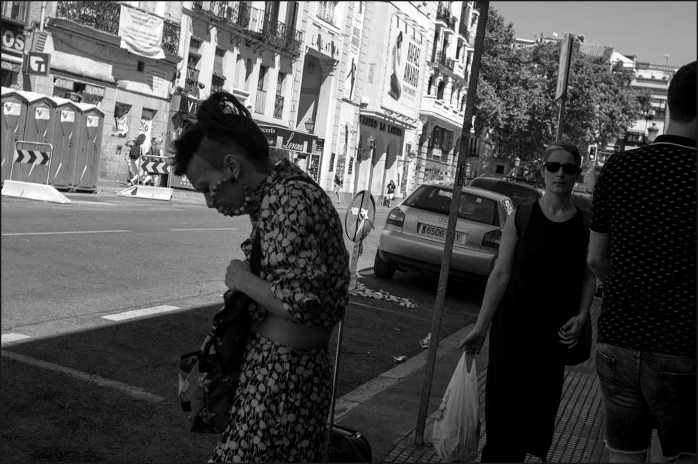 фото "***" метки: путешествия, город, черно-белые, madrid, женщины, мадрид, очки, серьги, улица
