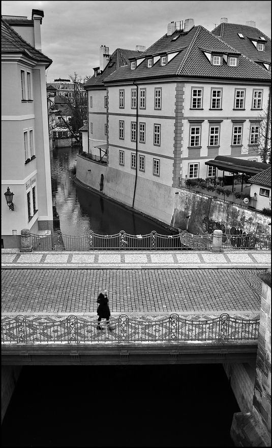 photo "Чертовка и фигура" tags: black&white, Prag, Prague, Praha
