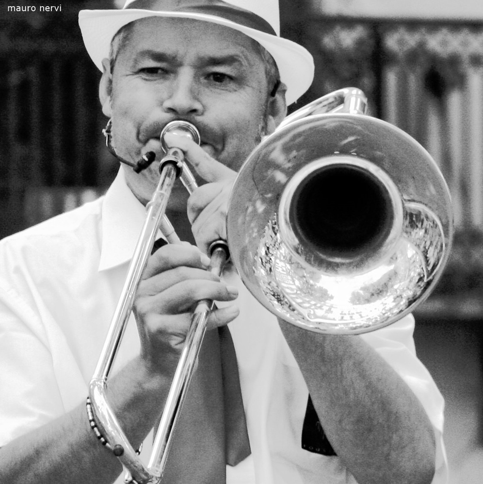 photo "music in the street" tags: black&white, 