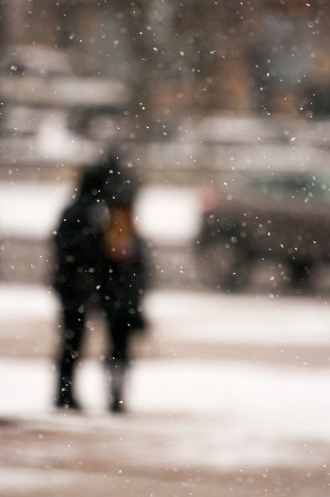 photo "***" tags: street, city, Europe, man, snow, winter, woman, Литва, веринайс, двештуки, оченькрасиво