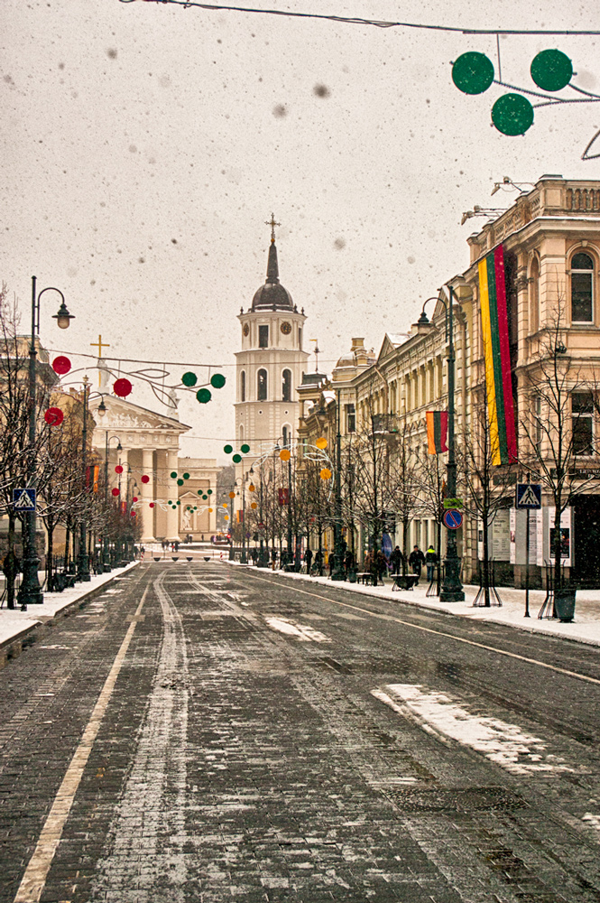 photo "***" tags: architecture, city, Europe, building, road, snow, temple, winter, ЛитАрт, Литва, веринайс, итд, лужа, мокрыйфотограф, оченькрасиво, почтиШедевр, фантик, флаг