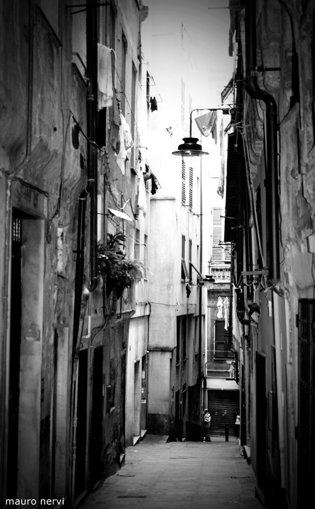 photo "historical center, lane" tags: black&white, 