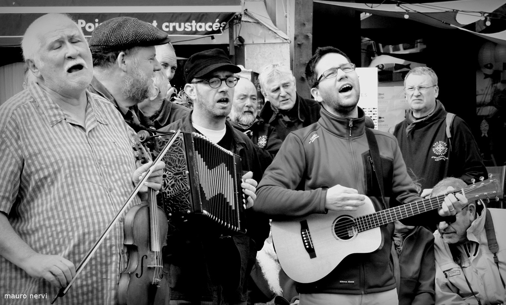 photo "music in the street" tags: black&white, 