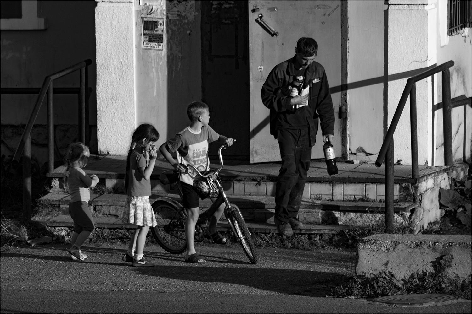 photo "***" tags: architecture, black&white, misc., children, road, summer, village, велосипед, монохром, окно, человек