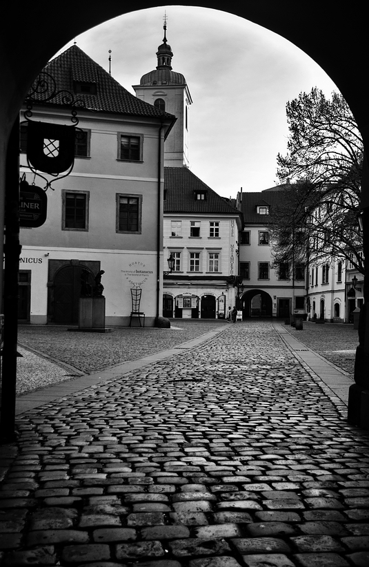 фото "Башня,  дома и проезд" метки: черно-белые, Prag, Praha, Прага