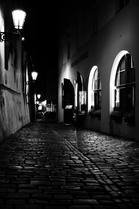 фото "Ночные фонари и окна" метки: черно-белые, Prag, Praha, Прага