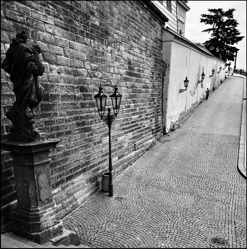 photo "Статуя и улица" tags: black&white, Prag, Prague, Praha