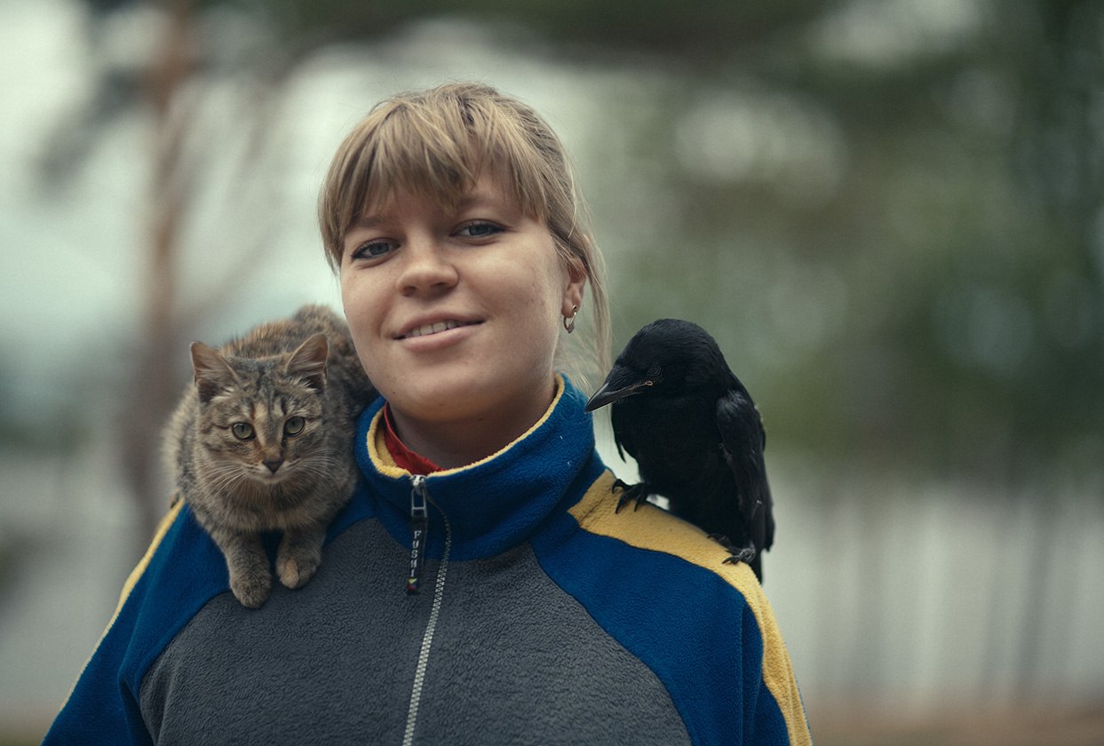 photo "Грачи прилетели" tags: genre, portrait, bird, cat, girl, kostroma, грач, кострома