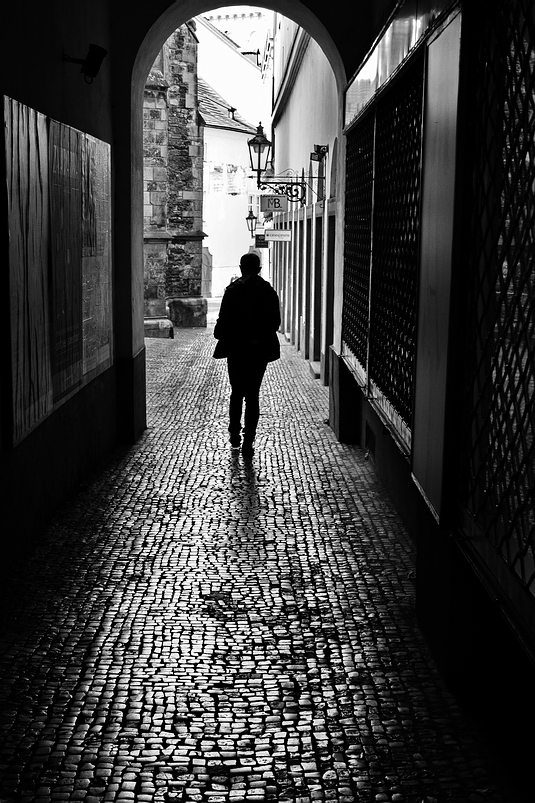 photo "Фигура и проход" tags: black&white, Prag, Prague, Praha