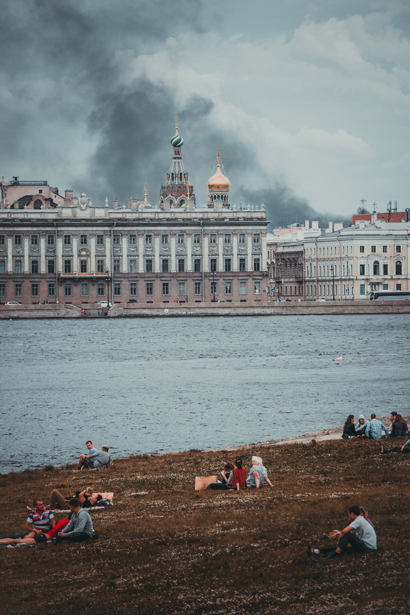 photo "равнодушие" tags: city, street, misc., people, river, Нева, безразличие, дым, пожар