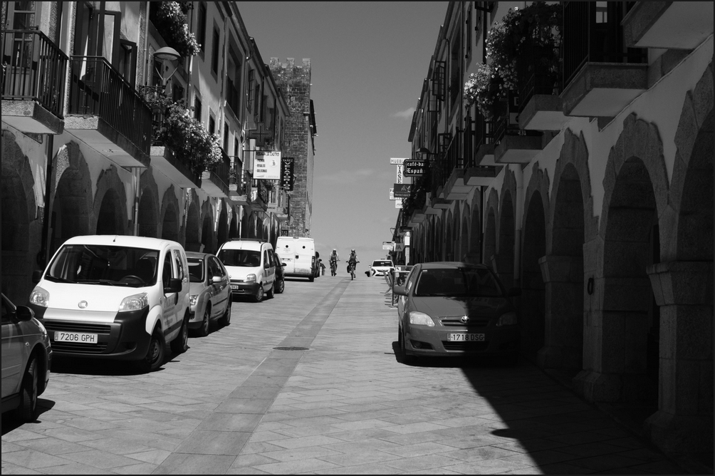 photo "Portomarín" tags: travel, black&white, car, street, арка, балкон, велосипедист, колорит, контраст