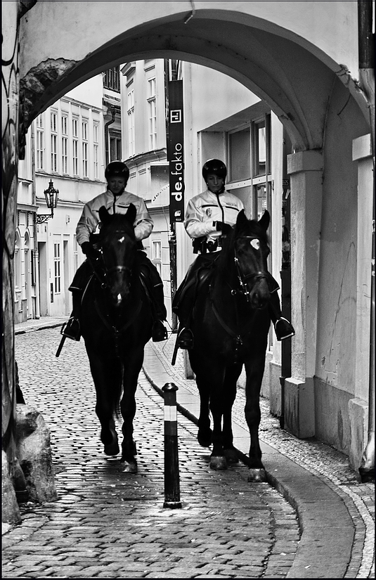 photo "Проход и конная полиция" tags: black&white, Prag, Prague, Praha