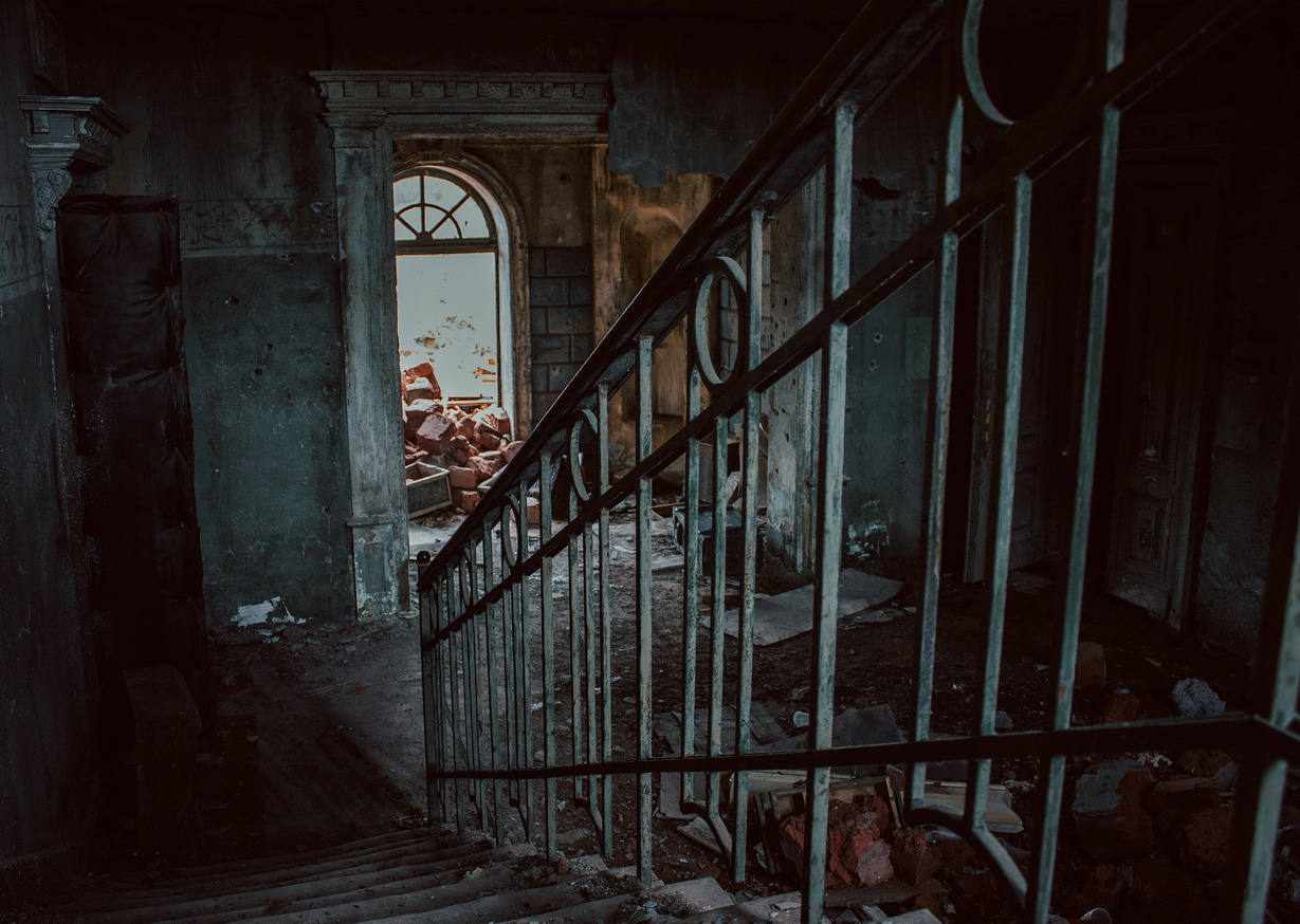 фото "дом с привидениями" метки: архитектура, интерьер, разное, апокалипсис, дом, лестница, мрак, разруха, этаж