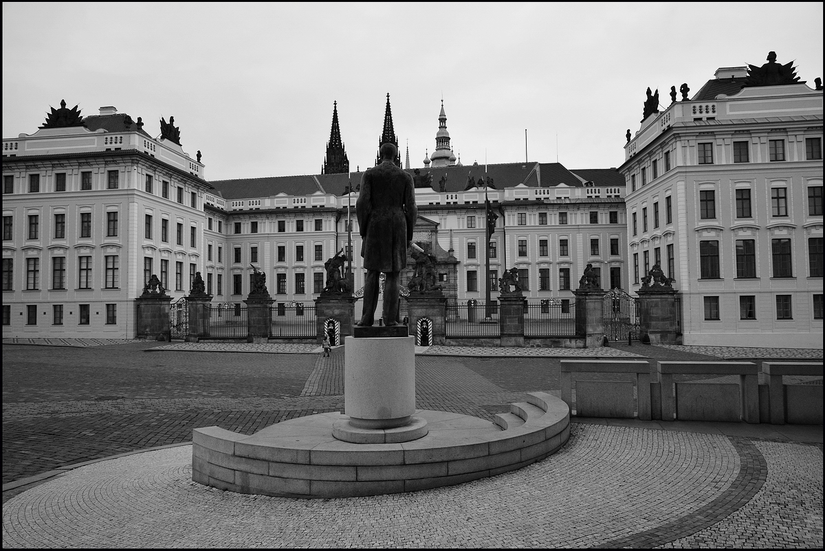 фото "Пражский Град и статуя" метки: черно-белые, архитектура, Prag, Praha, Прага