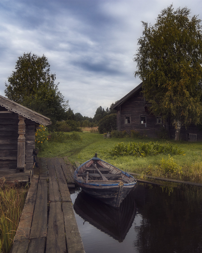 photo "***" tags: landscape, architecture, travel, Karelia, Russia, boat, clouds, evening, lake, meadow, sky, summer, water, баркас, деревья, дом, еглов, онего, путешествие, север