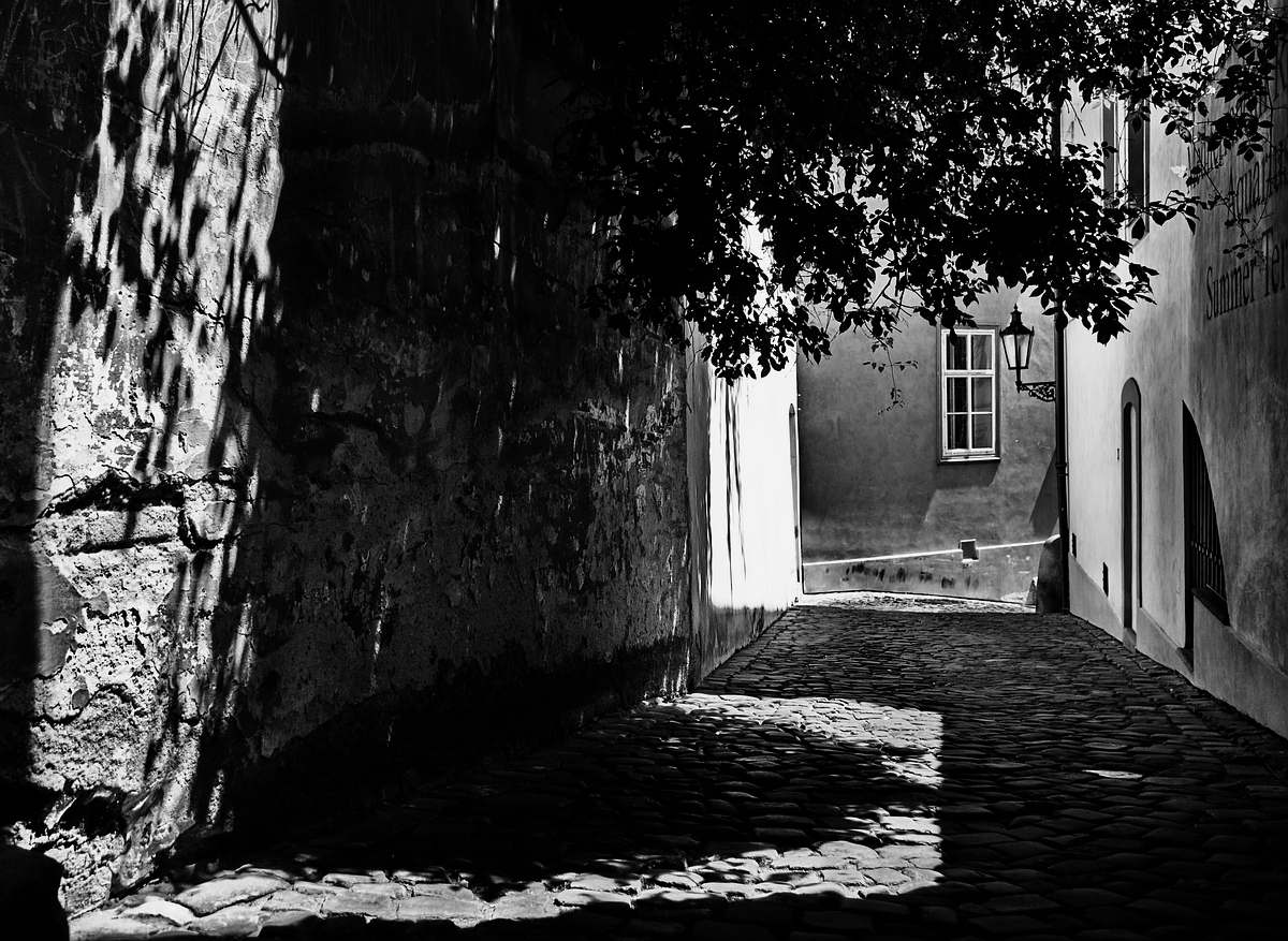 photo "Закоулок-2" tags: black&white, Prag, Prague, Praha