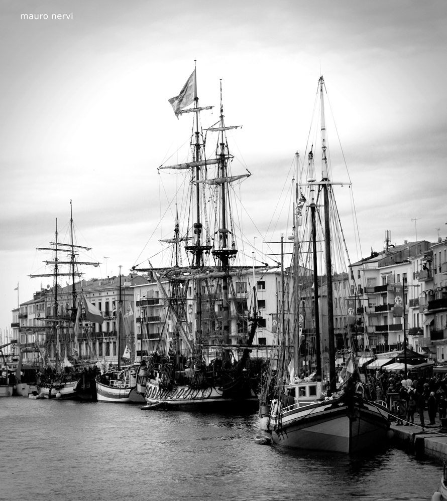 photo "boats' meeting" tags: black&white, 