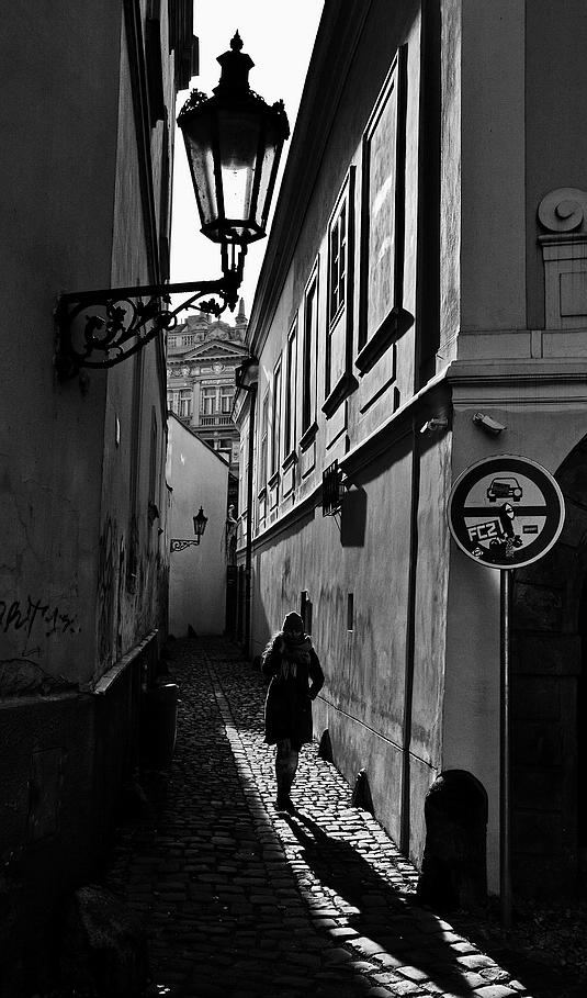 фото "Улочка, свет и фигура" метки: черно-белые, Prag, Praha, Прага